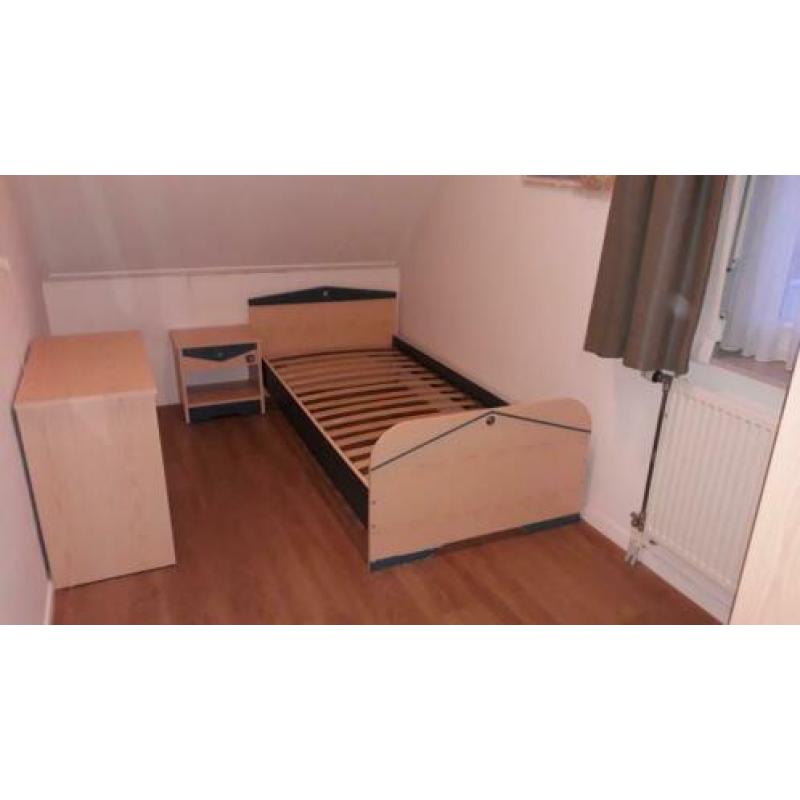 Slaapkamer: bed, nachtkastje, kledingkast en ladenkast
