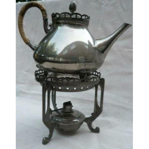 Antieke thee- of koffiekan met toebehoren
