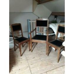 Mooiie oude stoelen met zwarte bekleding goede conditie!