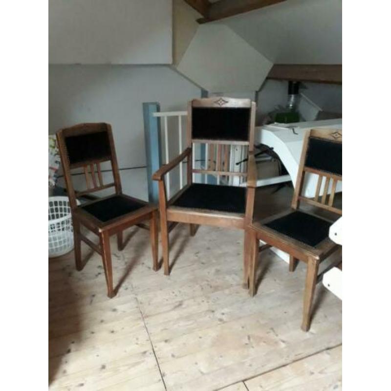 Mooiie oude stoelen met zwarte bekleding goede conditie!