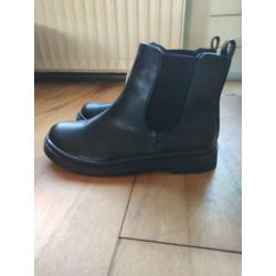 Zwarte slip-on enkellaarsjes - maat 38