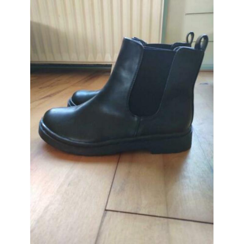 Zwarte slip-on enkellaarsjes - maat 38