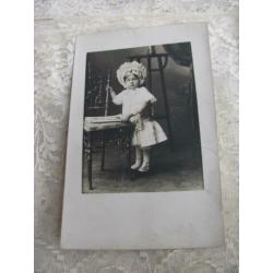 Antieke kaart uit 1909 - Meisje met bonnet / knoopschoenen