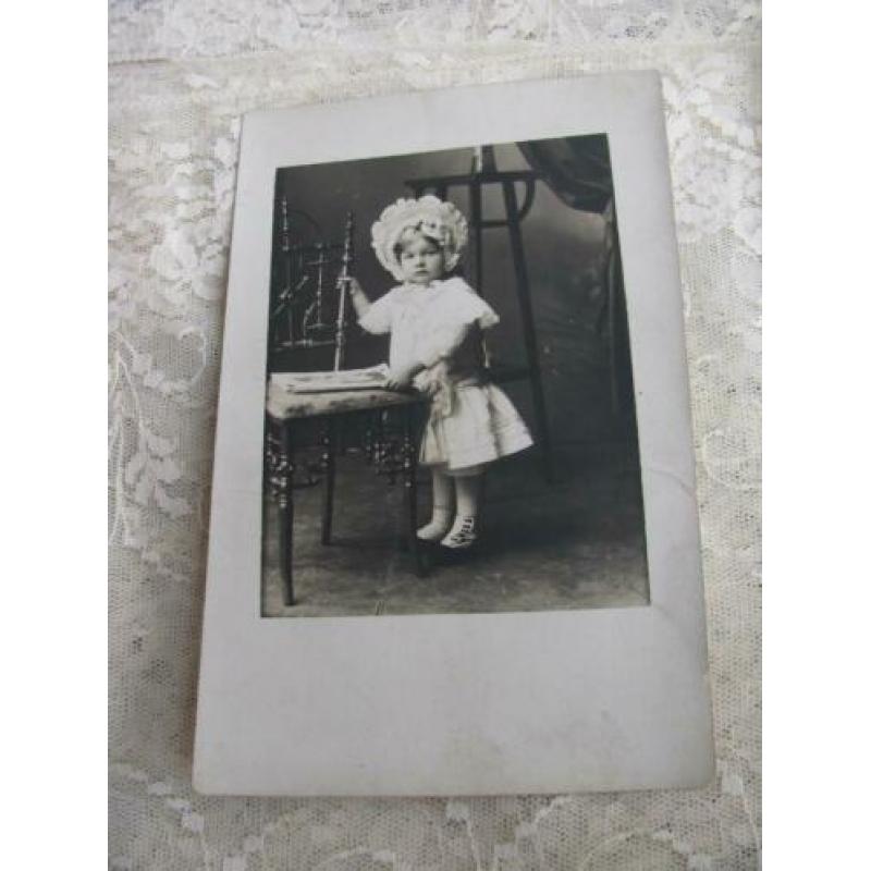 Antieke kaart uit 1909 - Meisje met bonnet / knoopschoenen