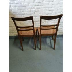 Mooie houten stoelen met rieten / canage zitting twee stuks