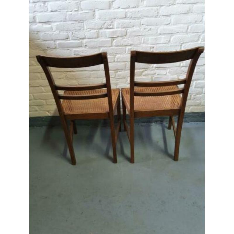 Mooie houten stoelen met rieten / canage zitting twee stuks