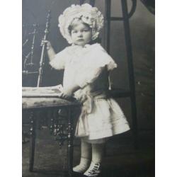 Antieke kaart uit 1909 - Meisje met bonnet / knoopschoenen