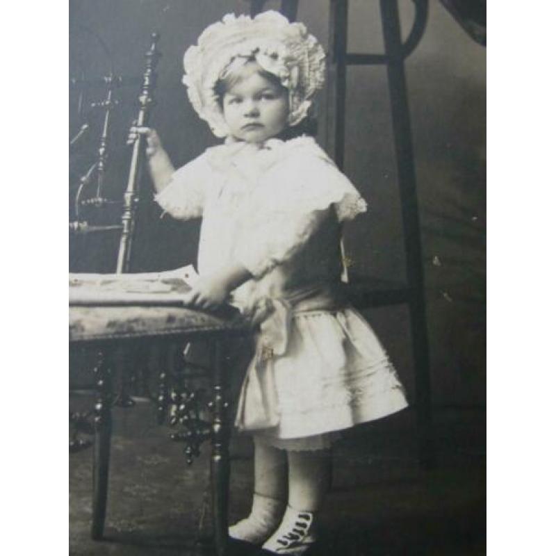 Antieke kaart uit 1909 - Meisje met bonnet / knoopschoenen