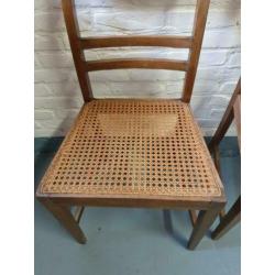 Mooie houten stoelen met rieten / canage zitting twee stuks