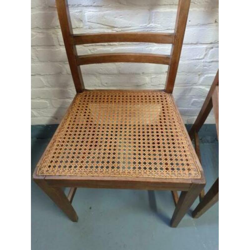 Mooie houten stoelen met rieten / canage zitting twee stuks