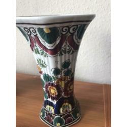 Setje vases and pots in Delft Blue en Delft Polychrome.