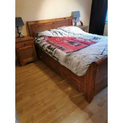Mooie massief grenen compleet bed + nachtkastjes te koop.