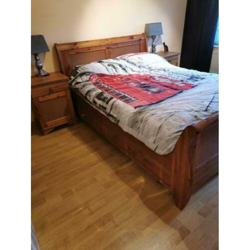 Mooie massief grenen compleet bed + nachtkastjes te koop.