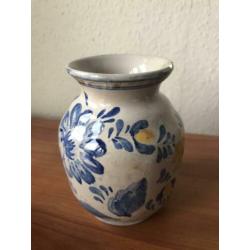 Setje vases and pots in Delft Blue en Delft Polychrome.