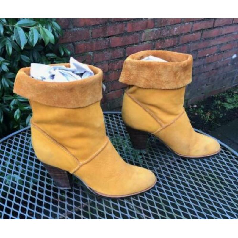 District 83 okergele suede enkellaarsjes, mt. 38