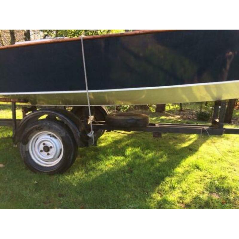 Schakel zeilboot met kieptrailer