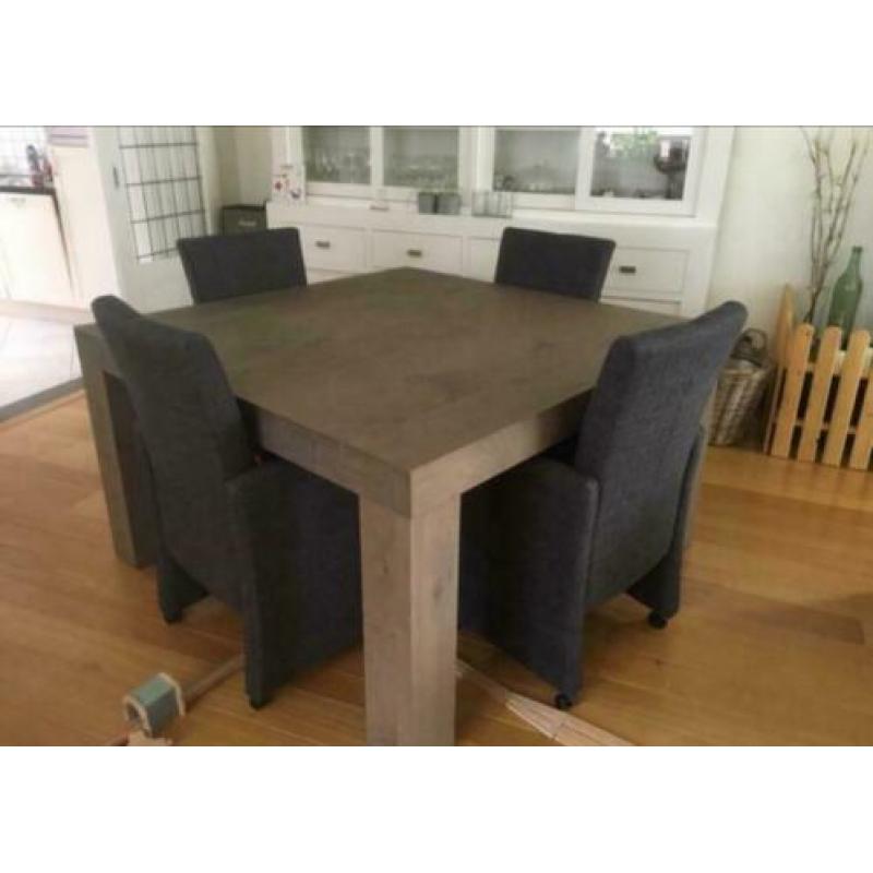 Vierkante eettafel met stoelen