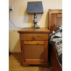 Mooie massief grenen compleet bed + nachtkastjes te koop.