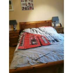 Mooie massief grenen compleet bed + nachtkastjes te koop.