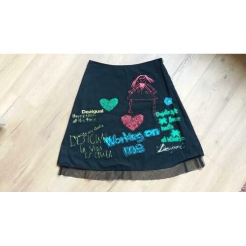 Desigual rokje mt 38 in zwart,zgan, voorzijde is met print e