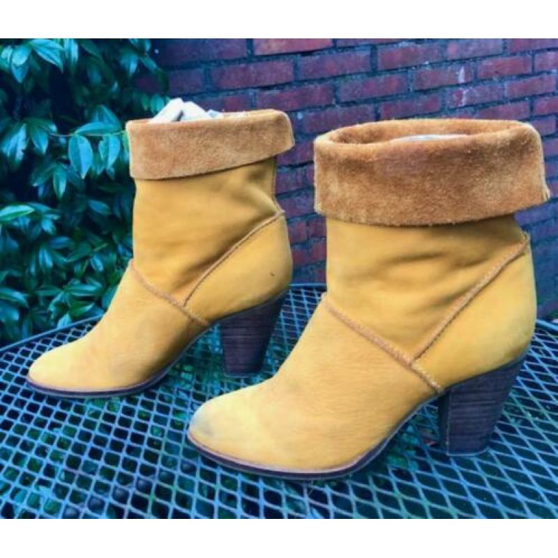 District 83 okergele suede enkellaarsjes, mt. 38