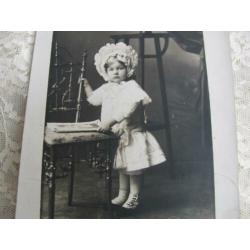 Antieke kaart uit 1909 - Meisje met bonnet / knoopschoenen
