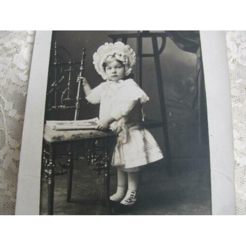 Antieke kaart uit 1909 - Meisje met bonnet / knoopschoenen