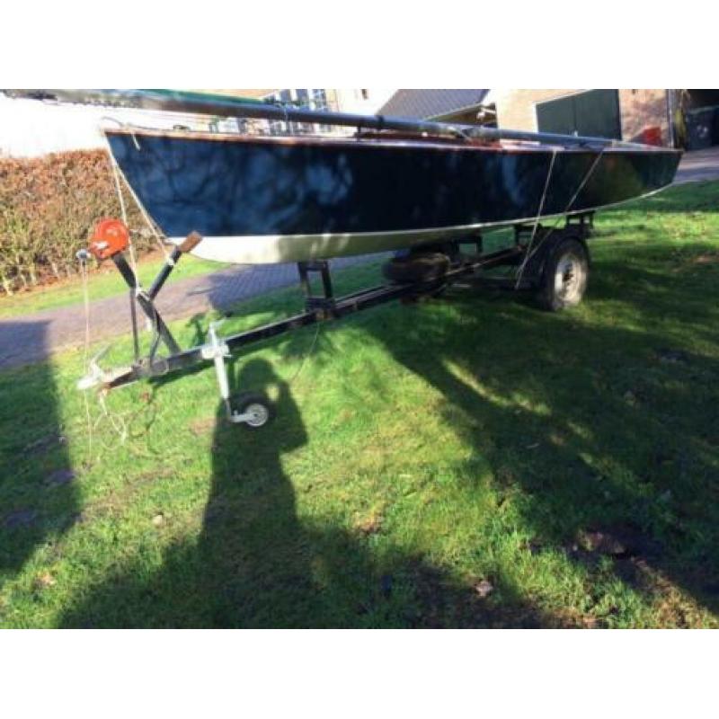 Schakel zeilboot met kieptrailer