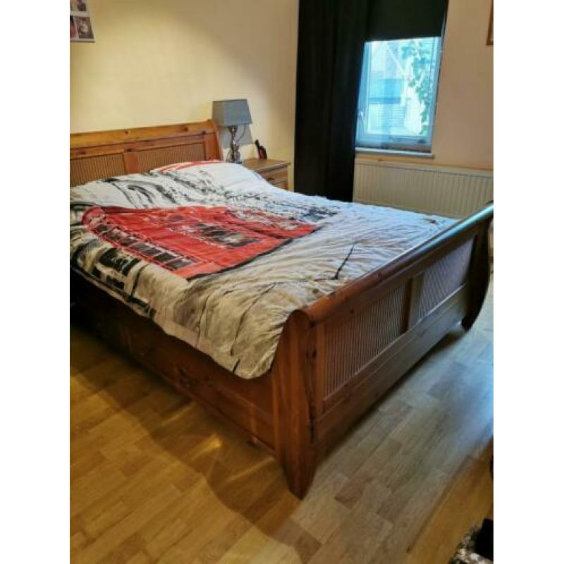 Mooie massief grenen compleet bed + nachtkastjes te koop.