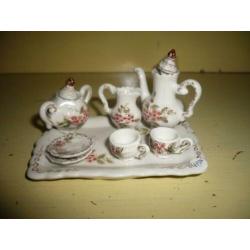 Mie18> miniatuur koffie/thee serviesje 1;12 porselein