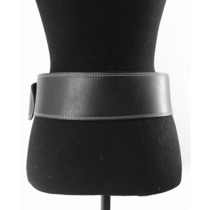Zwart leren riem met naturel stiksels van Claudia Strater