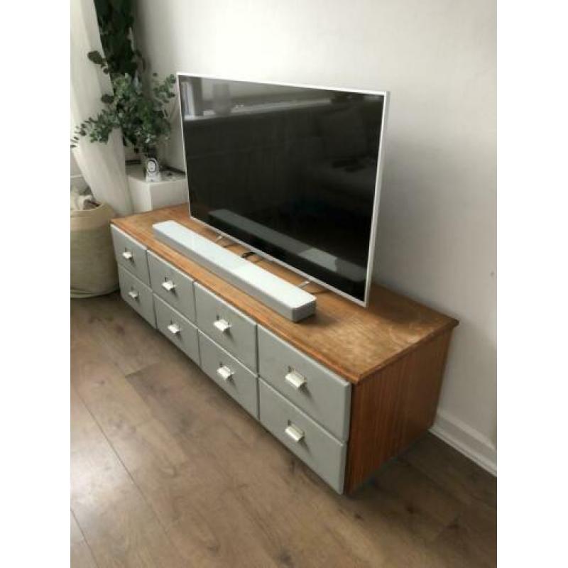 Vintage ladenkast uit drukkerij, tv-kast