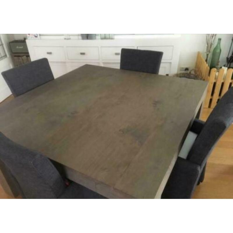 Vierkante eettafel met stoelen