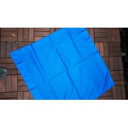 Blauwe (kobalt)zijde achtigesjaal met glansrand. 80 x 80 cm