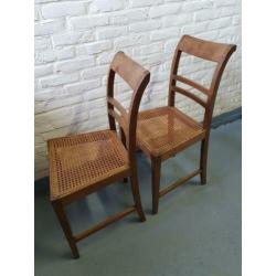 Mooie houten stoelen met rieten / canage zitting twee stuks