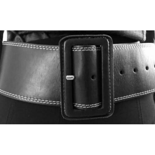 Zwart leren riem met naturel stiksels van Claudia Strater