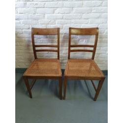 Mooie houten stoelen met rieten / canage zitting twee stuks
