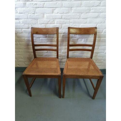 Mooie houten stoelen met rieten / canage zitting twee stuks
