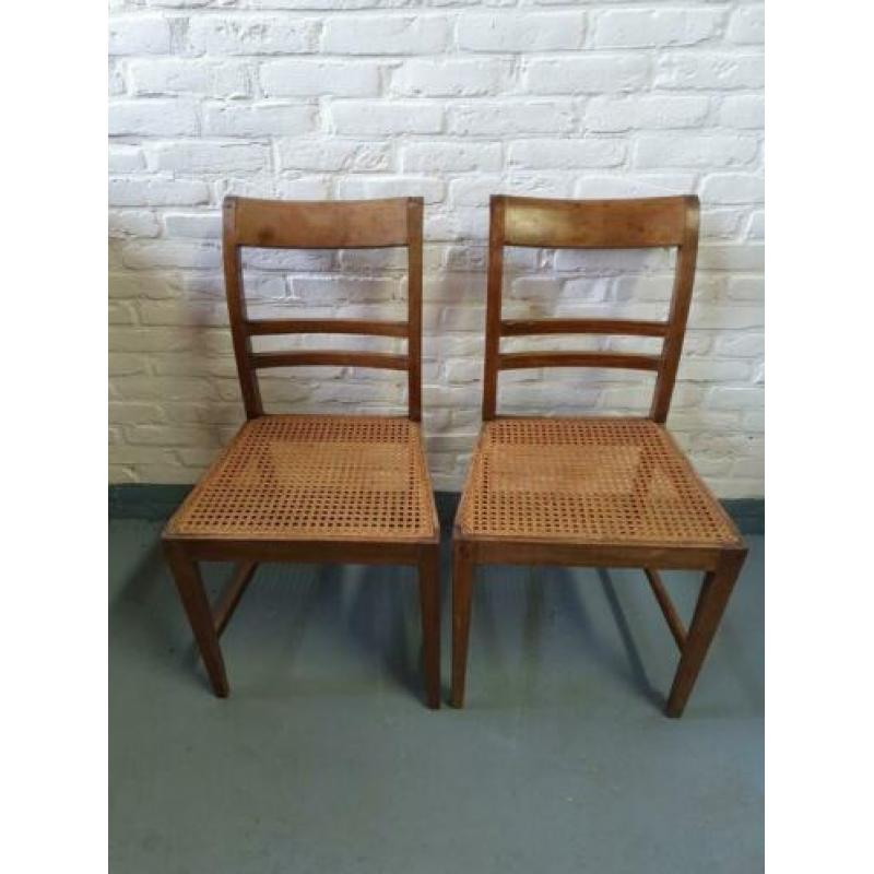 Mooie houten stoelen met rieten / canage zitting twee stuks