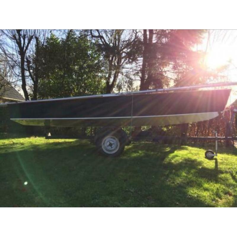 Schakel zeilboot met kieptrailer