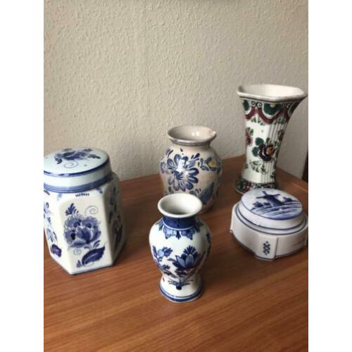 Setje vases and pots in Delft Blue en Delft Polychrome.