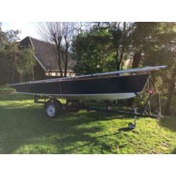 Schakel zeilboot met kieptrailer