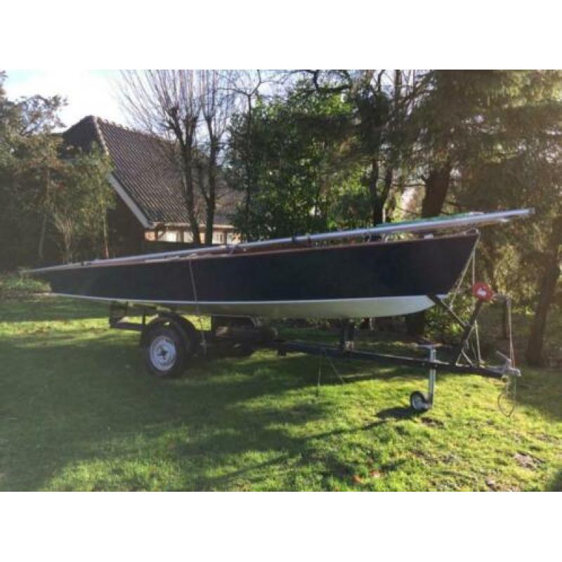 Schakel zeilboot met kieptrailer
