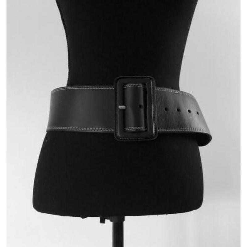 Zwart leren riem met naturel stiksels van Claudia Strater