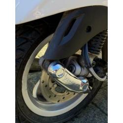 Piaggo-Vespa-Primavera