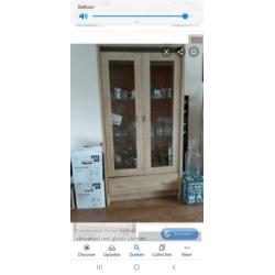 Hele set. Vitrine kast. Eet tafel. Lade kast en dressoir.
