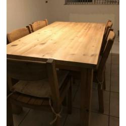 Massief grenen tafel met 5 stoelen