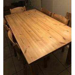 Massief grenen tafel met 5 stoelen
