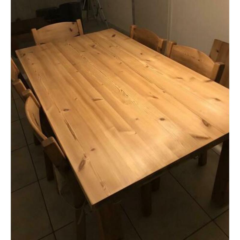 Massief grenen tafel met 5 stoelen