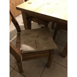 Massief grenen tafel met 5 stoelen